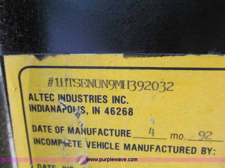 image for item F5072 1991 International 4800 digger derrick truck