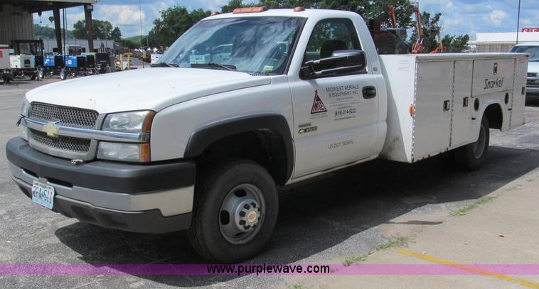 image for item F5078 2004 Chevrolet Silverado 3500 utility truck