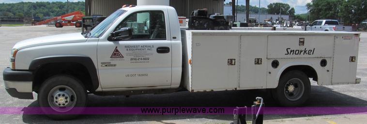 image for item F5078 2004 Chevrolet Silverado 3500 utility truck