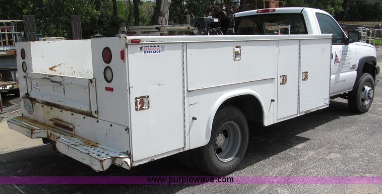 image for item F5078 2004 Chevrolet Silverado 3500 utility truck