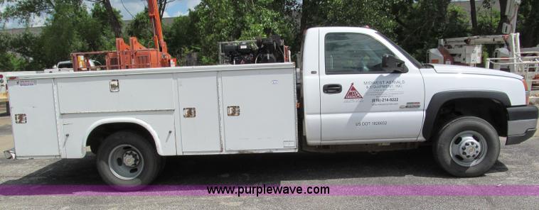 image for item F5078 2004 Chevrolet Silverado 3500 utility truck