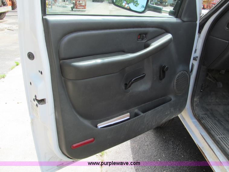 image for item F5078 2004 Chevrolet Silverado 3500 utility truck