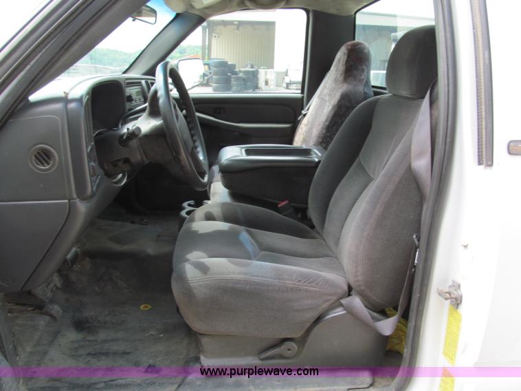 image for item F5078 2004 Chevrolet Silverado 3500 utility truck