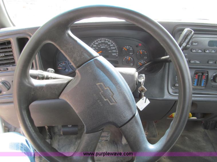 image for item F5078 2004 Chevrolet Silverado 3500 utility truck