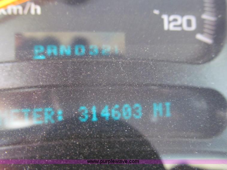 image for item F5078 2004 Chevrolet Silverado 3500 utility truck