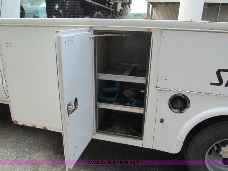 image for item F5078 2004 Chevrolet Silverado 3500 utility truck