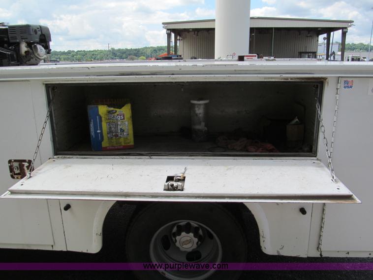 image for item F5078 2004 Chevrolet Silverado 3500 utility truck