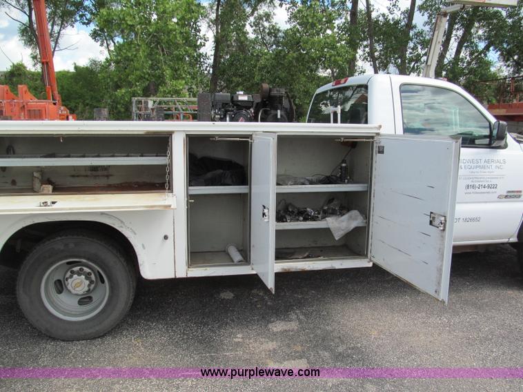 image for item F5078 2004 Chevrolet Silverado 3500 utility truck
