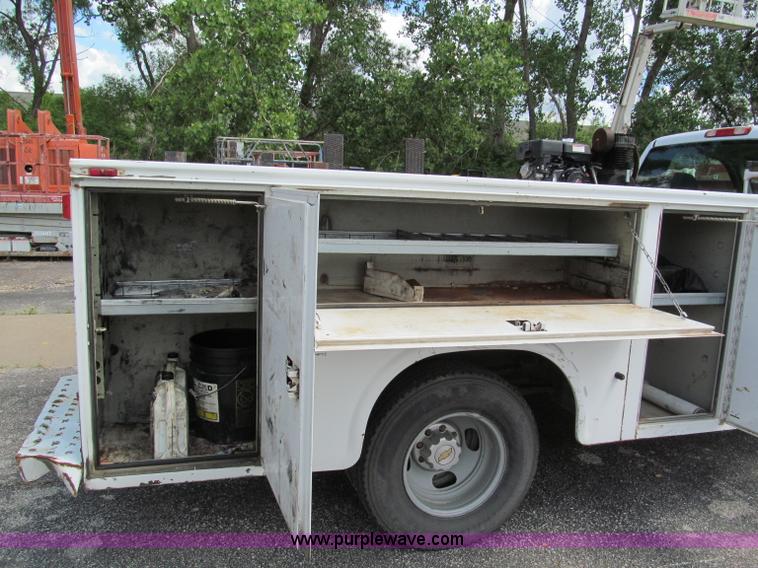 image for item F5078 2004 Chevrolet Silverado 3500 utility truck