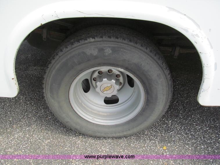 image for item F5078 2004 Chevrolet Silverado 3500 utility truck