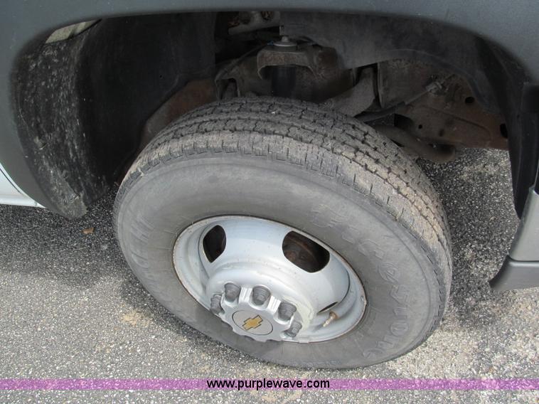 image for item F5078 2004 Chevrolet Silverado 3500 utility truck