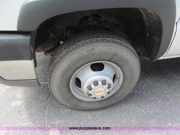 image for item F5078 2004 Chevrolet Silverado 3500 utility truck