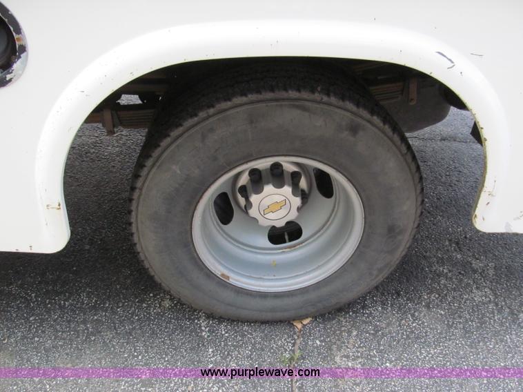 image for item F5078 2004 Chevrolet Silverado 3500 utility truck
