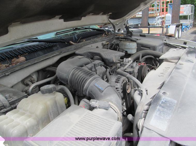 image for item F5078 2004 Chevrolet Silverado 3500 utility truck