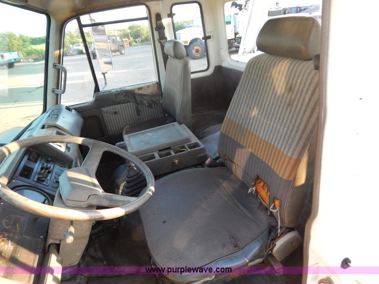 image for item G3218 1990 UD Nissan UD1800 rollback truck