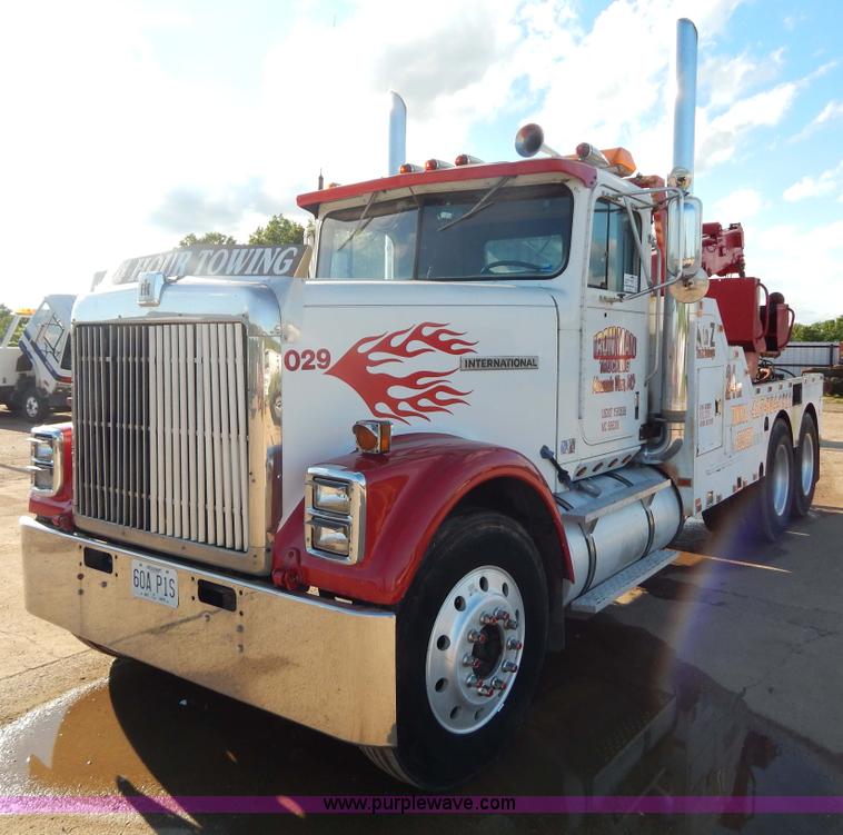 image for item G3222 1986 International F9370 wrecker truck