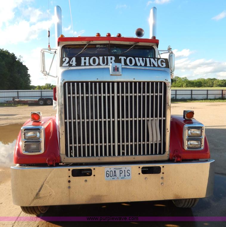 image for item G3222 1986 International F9370 wrecker truck