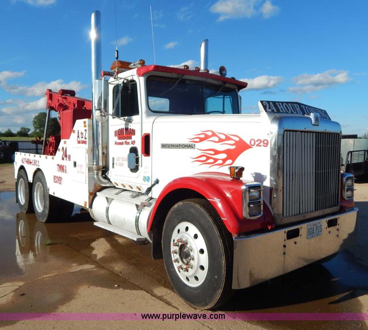 image for item G3222 1986 International F9370 wrecker truck