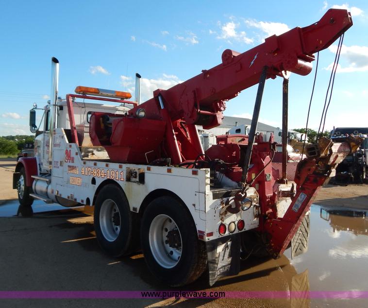 image for item G3222 1986 International F9370 wrecker truck