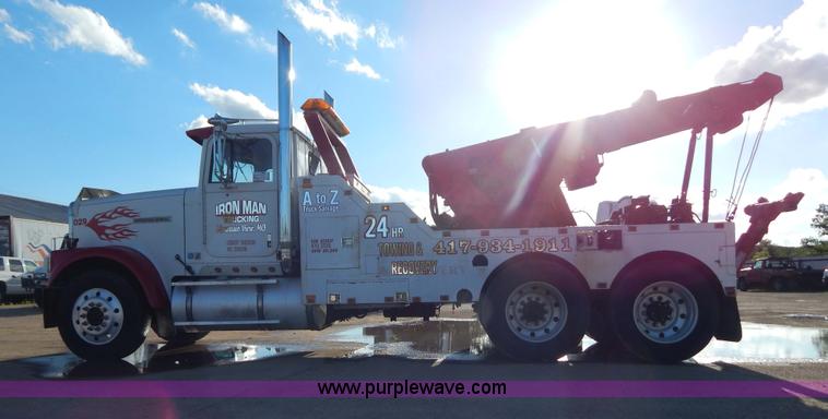 image for item G3222 1986 International F9370 wrecker truck