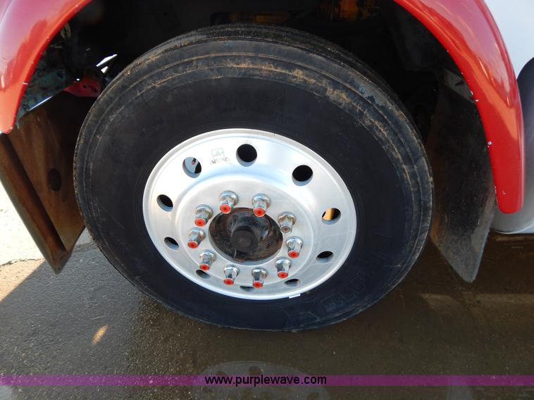 image for item G3222 1986 International F9370 wrecker truck