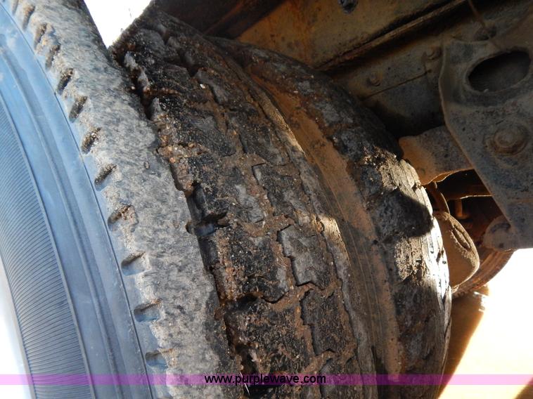 image for item G3222 1986 International F9370 wrecker truck