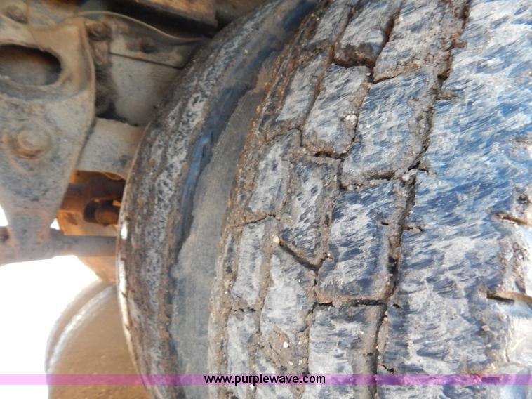 image for item G3222 1986 International F9370 wrecker truck