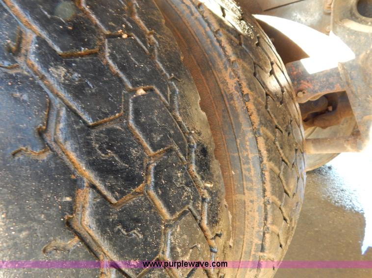 image for item G3222 1986 International F9370 wrecker truck