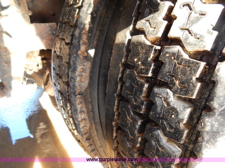 image for item G3222 1986 International F9370 wrecker truck