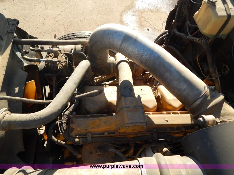 image for item G3222 1986 International F9370 wrecker truck