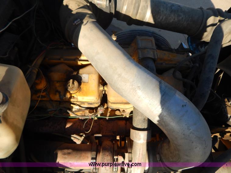 image for item G3222 1986 International F9370 wrecker truck