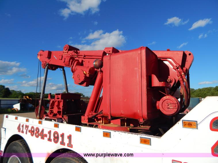 image for item G3222 1986 International F9370 wrecker truck