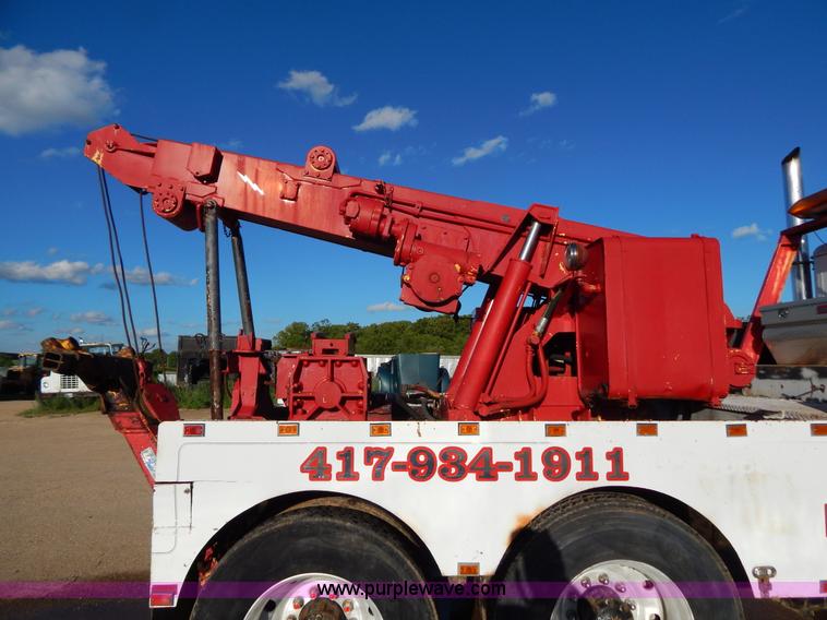 image for item G3222 1986 International F9370 wrecker truck