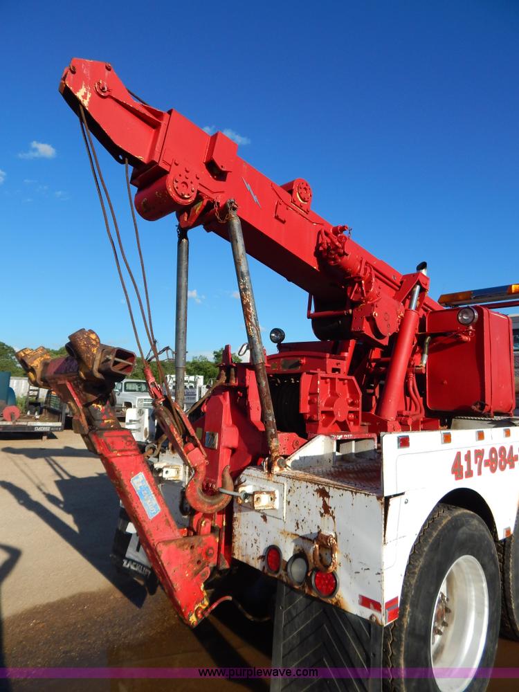 image for item G3222 1986 International F9370 wrecker truck