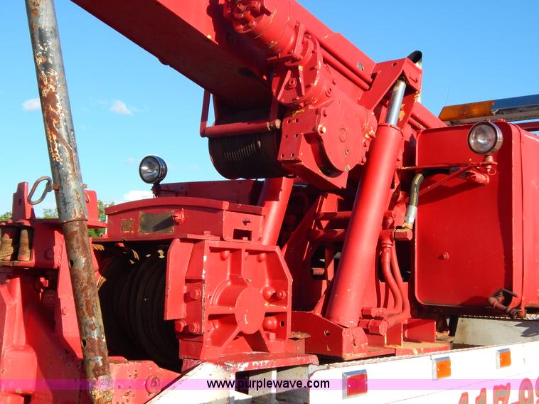 image for item G3222 1986 International F9370 wrecker truck