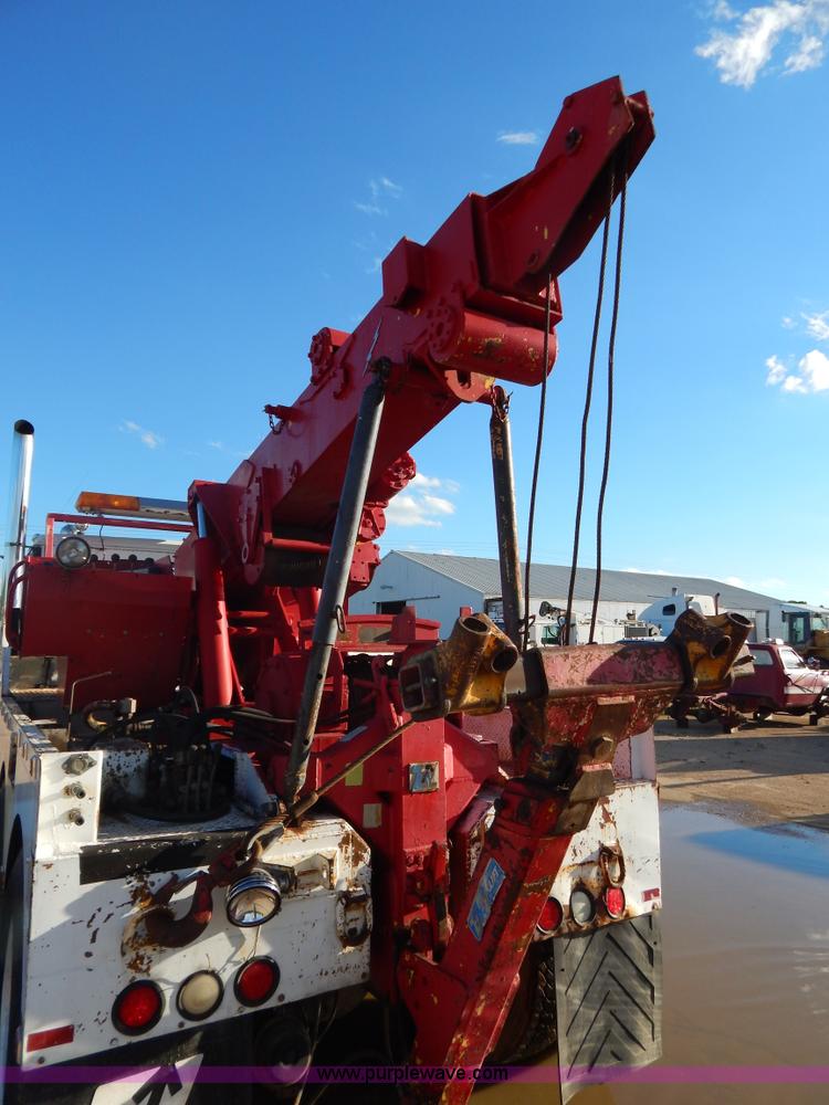 image for item G3222 1986 International F9370 wrecker truck