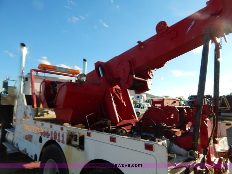 image for item G3222 1986 International F9370 wrecker truck