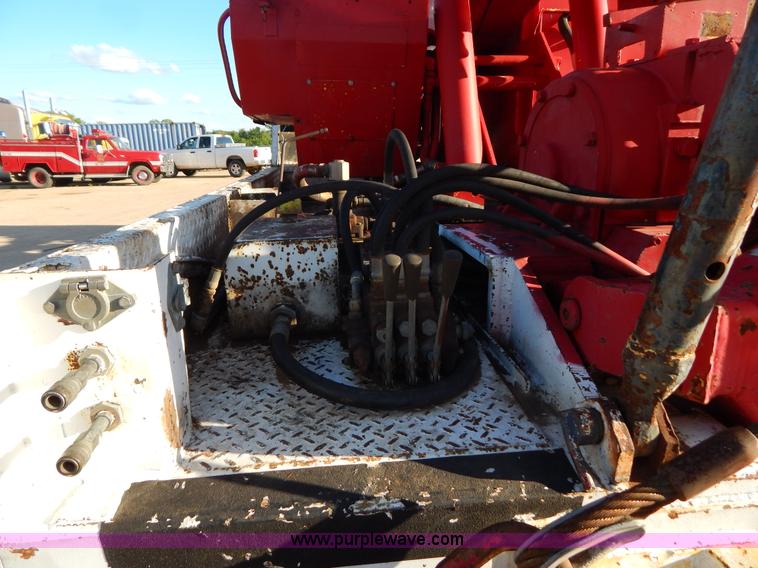 image for item G3222 1986 International F9370 wrecker truck