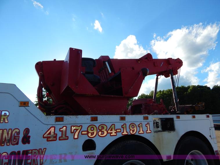image for item G3222 1986 International F9370 wrecker truck