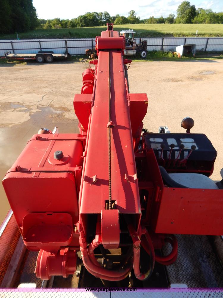 image for item G3222 1986 International F9370 wrecker truck