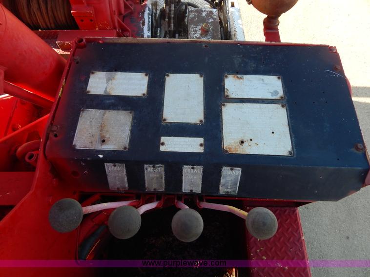 image for item G3222 1986 International F9370 wrecker truck