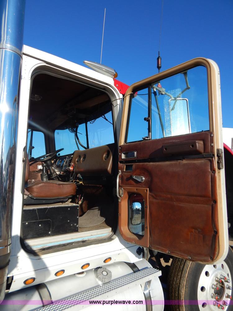 image for item G3222 1986 International F9370 wrecker truck