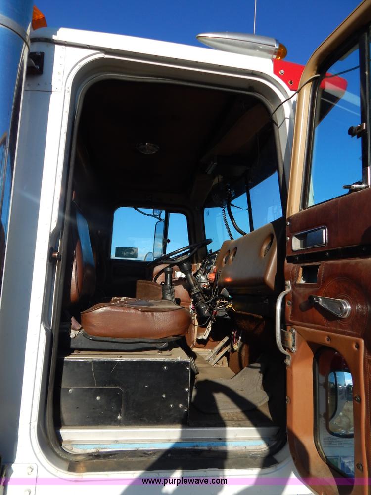 image for item G3222 1986 International F9370 wrecker truck