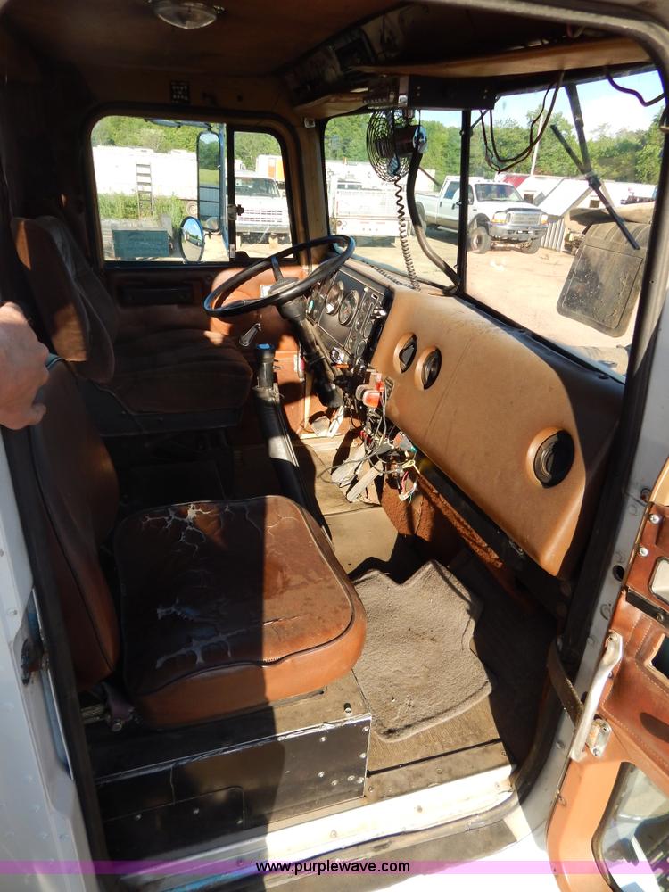 image for item G3222 1986 International F9370 wrecker truck