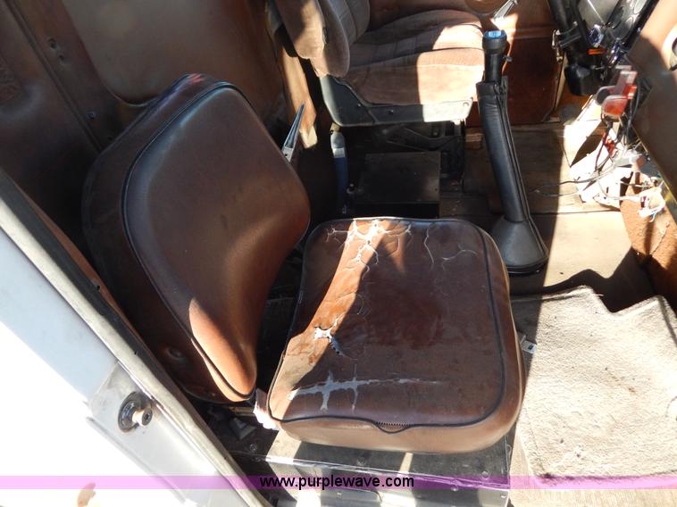 image for item G3222 1986 International F9370 wrecker truck