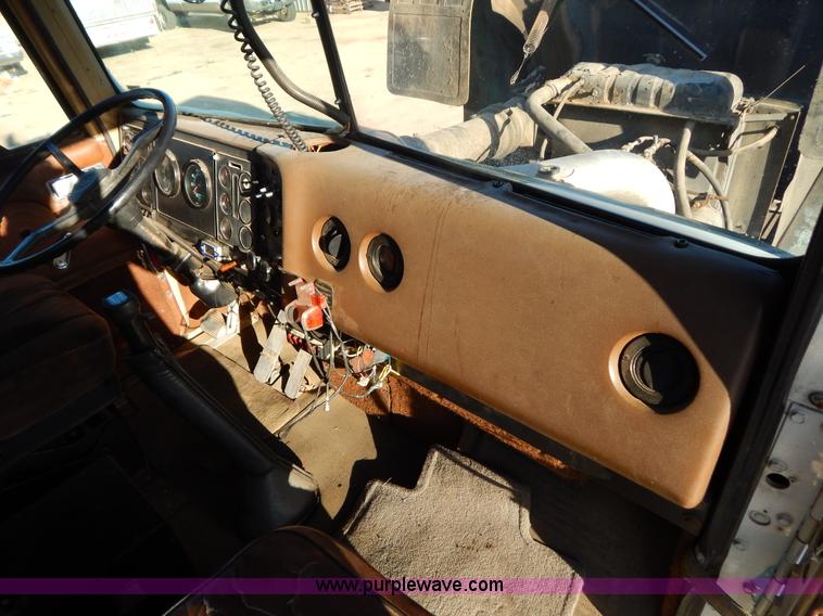 image for item G3222 1986 International F9370 wrecker truck