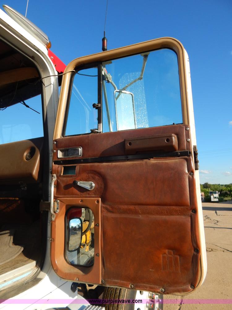 image for item G3222 1986 International F9370 wrecker truck