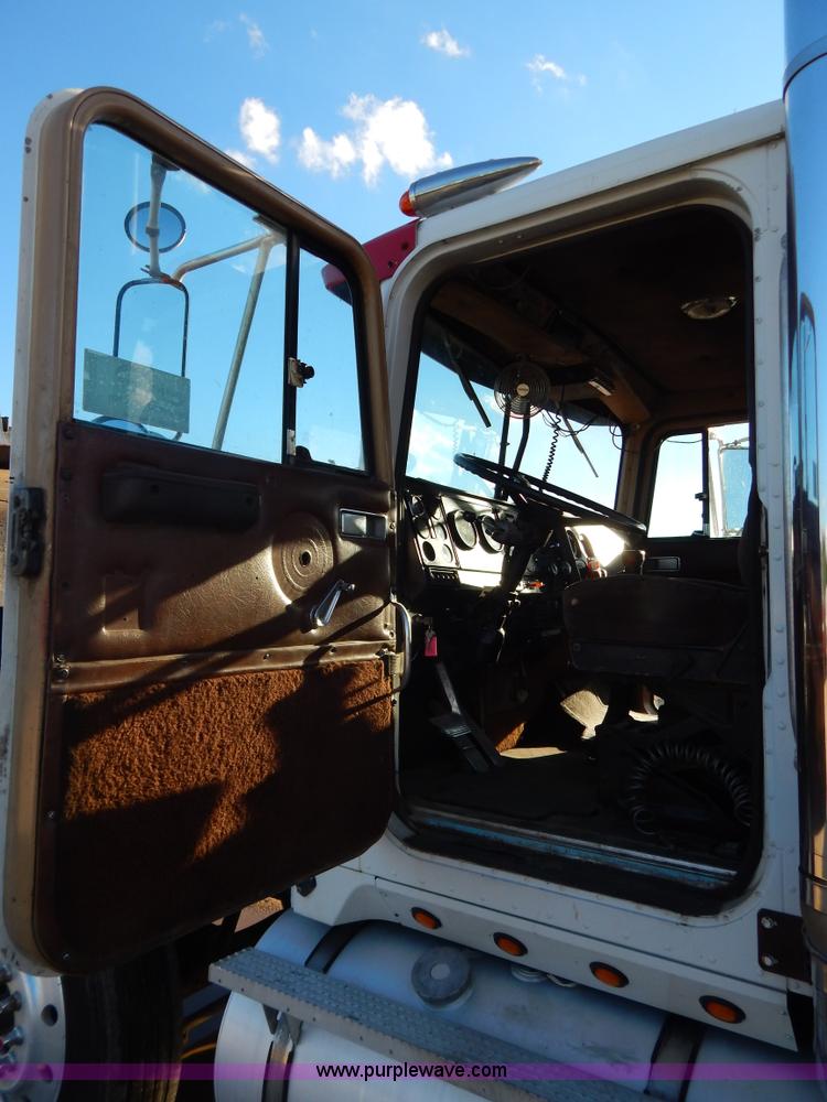 image for item G3222 1986 International F9370 wrecker truck