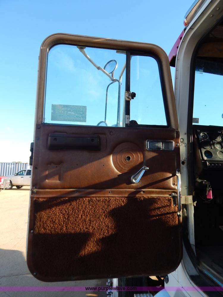 image for item G3222 1986 International F9370 wrecker truck