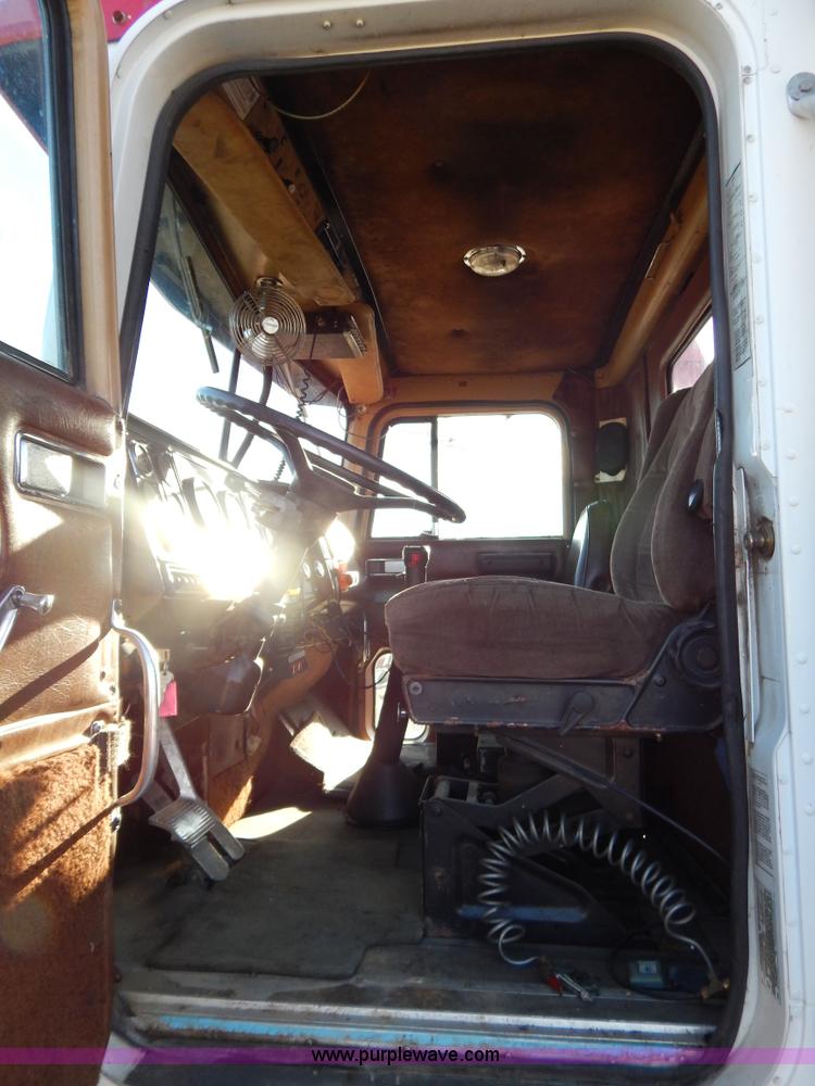 image for item G3222 1986 International F9370 wrecker truck